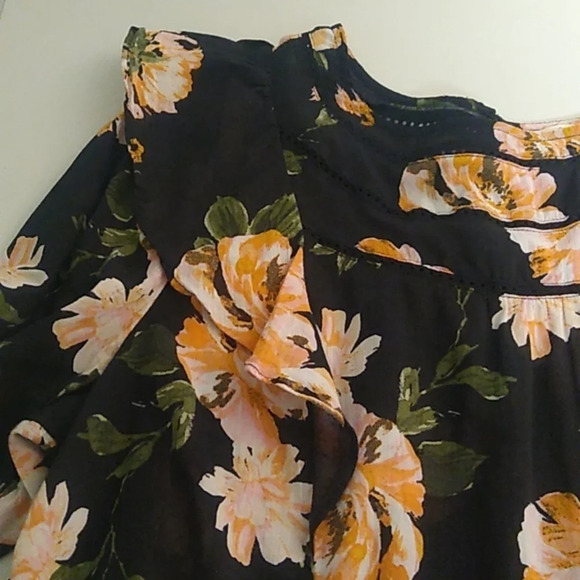 LIGHTWEIGHT, BOHO, COTTAGECORE, FEMININE, FLORAL ON  BLK, LONG SLEEVE BLOUSE - Picture 5 of 10
